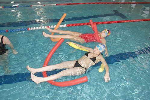 Za bolove u leđima uzrokovane osteokondrozom prsnog koša potrebno je posjetiti bazen
